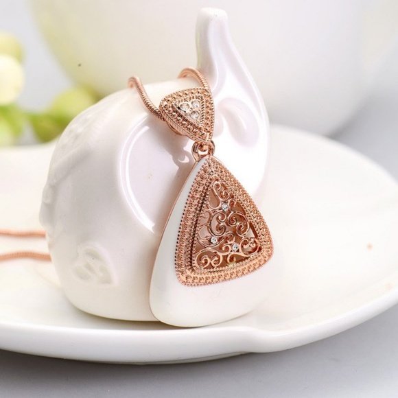 Rose Gold Triangular Jewelry Set - Picture 4 of 5